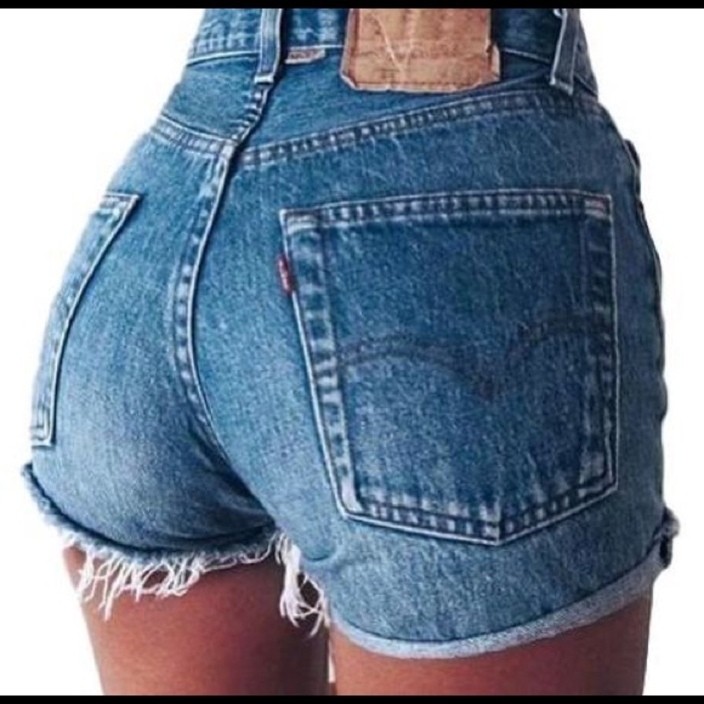 VTG rare Levi’s high waisted denim shorts